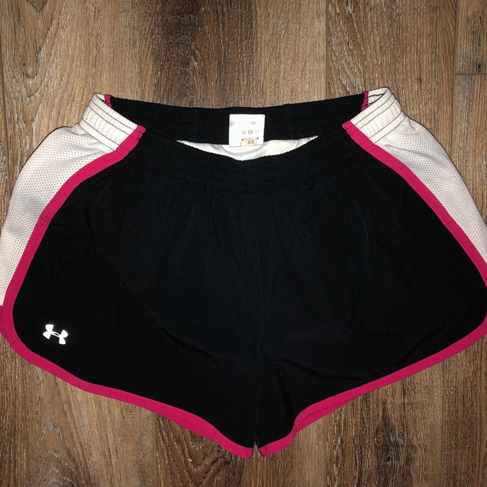 🌟 PRICE DROP 🌟Black and pink under armour shorts